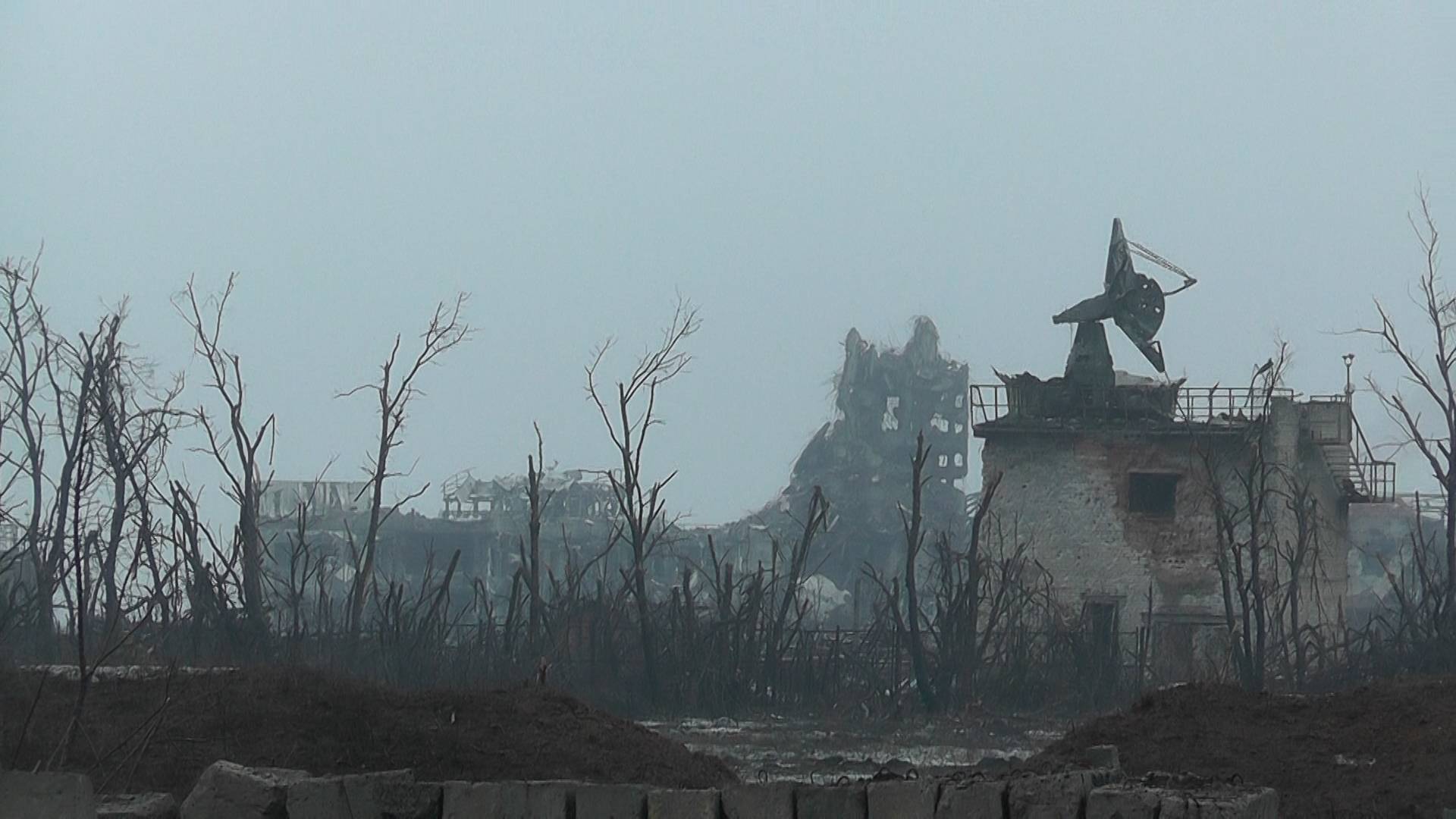 На дальнем плане -  то, что осталось от диспетчерской вышки. Ополченцы назвали этот обломок 