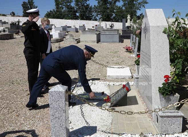 Возложение венка сотрудниками военного атташата и дипломатами посольства России в Испании к монументу павших советских летчиков в г. Санта-Крус. 7 мая 2021 года