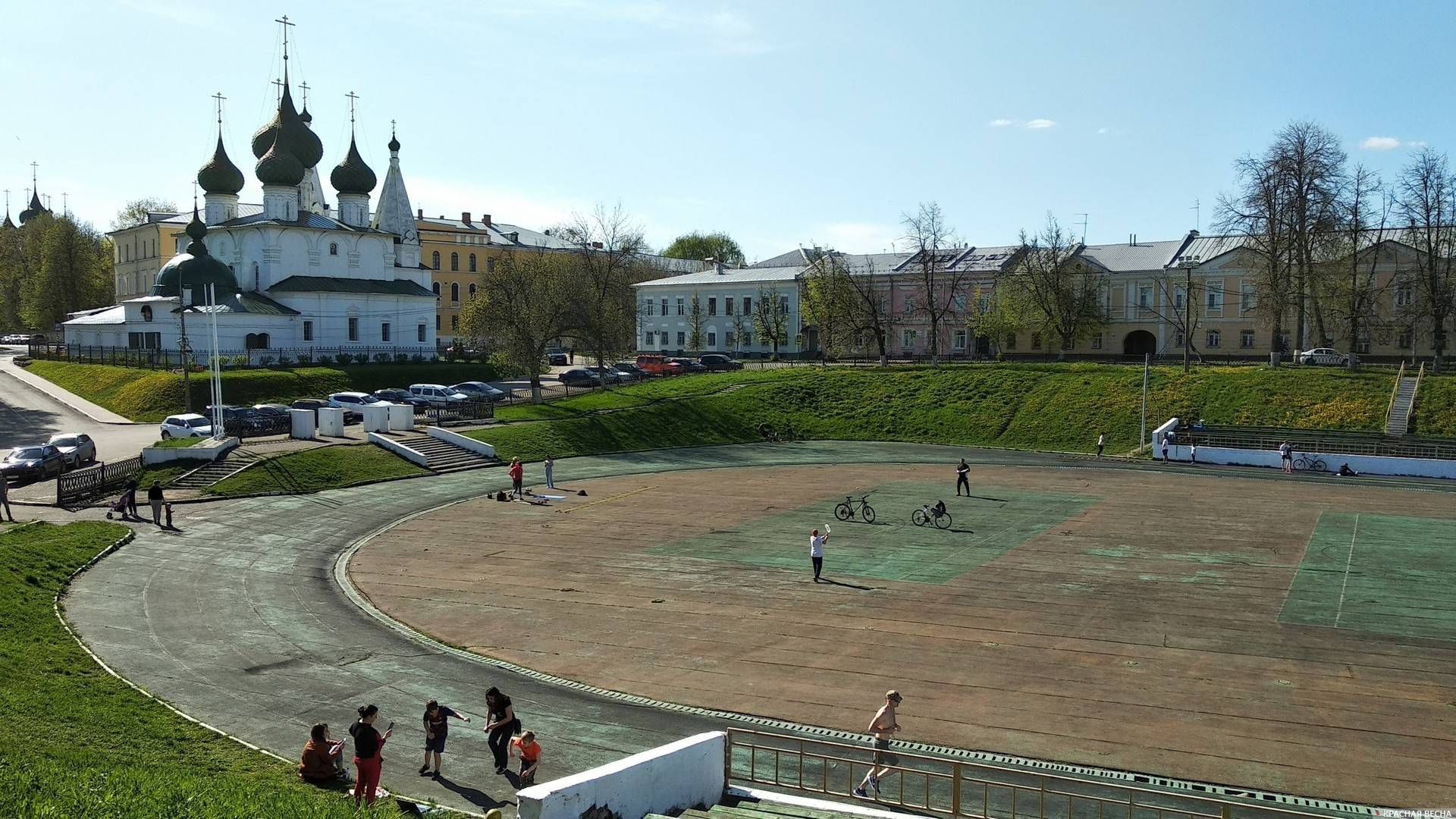 Стадион «Спартаковец» и церковь Спаса на Городу.