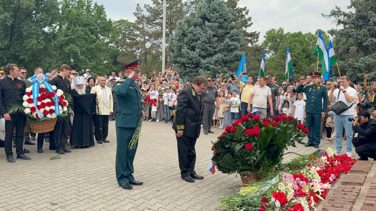 Возложение цветов и венков посла России в Узбекистане погибшим войнам, 2025 год