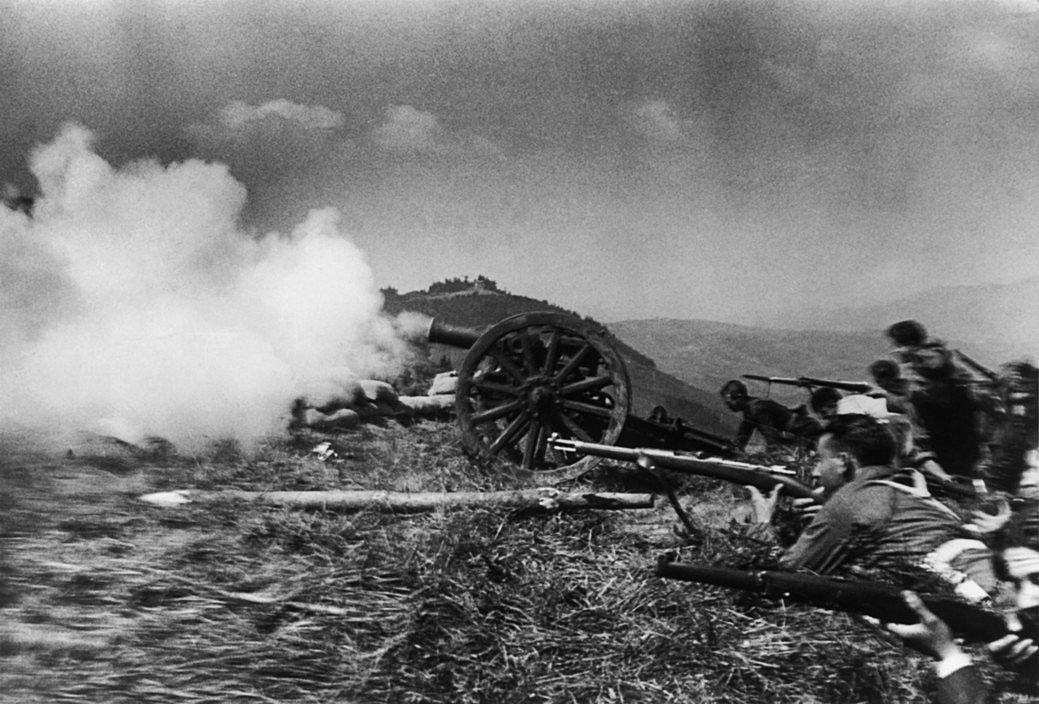 Дэвид Сеймур. Испания, республиканские солдаты в бою. 1936