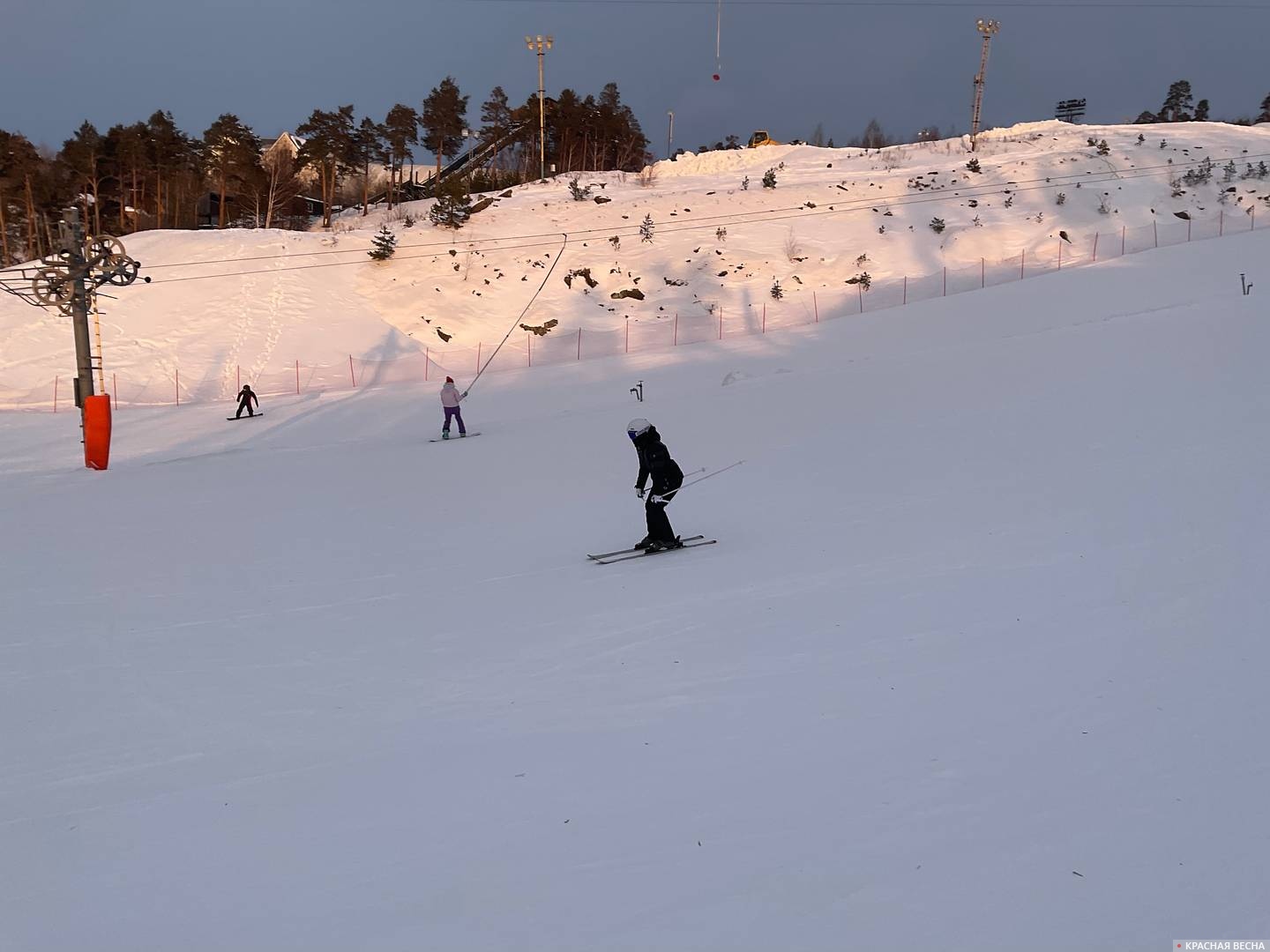 Спуск на горных лыжах