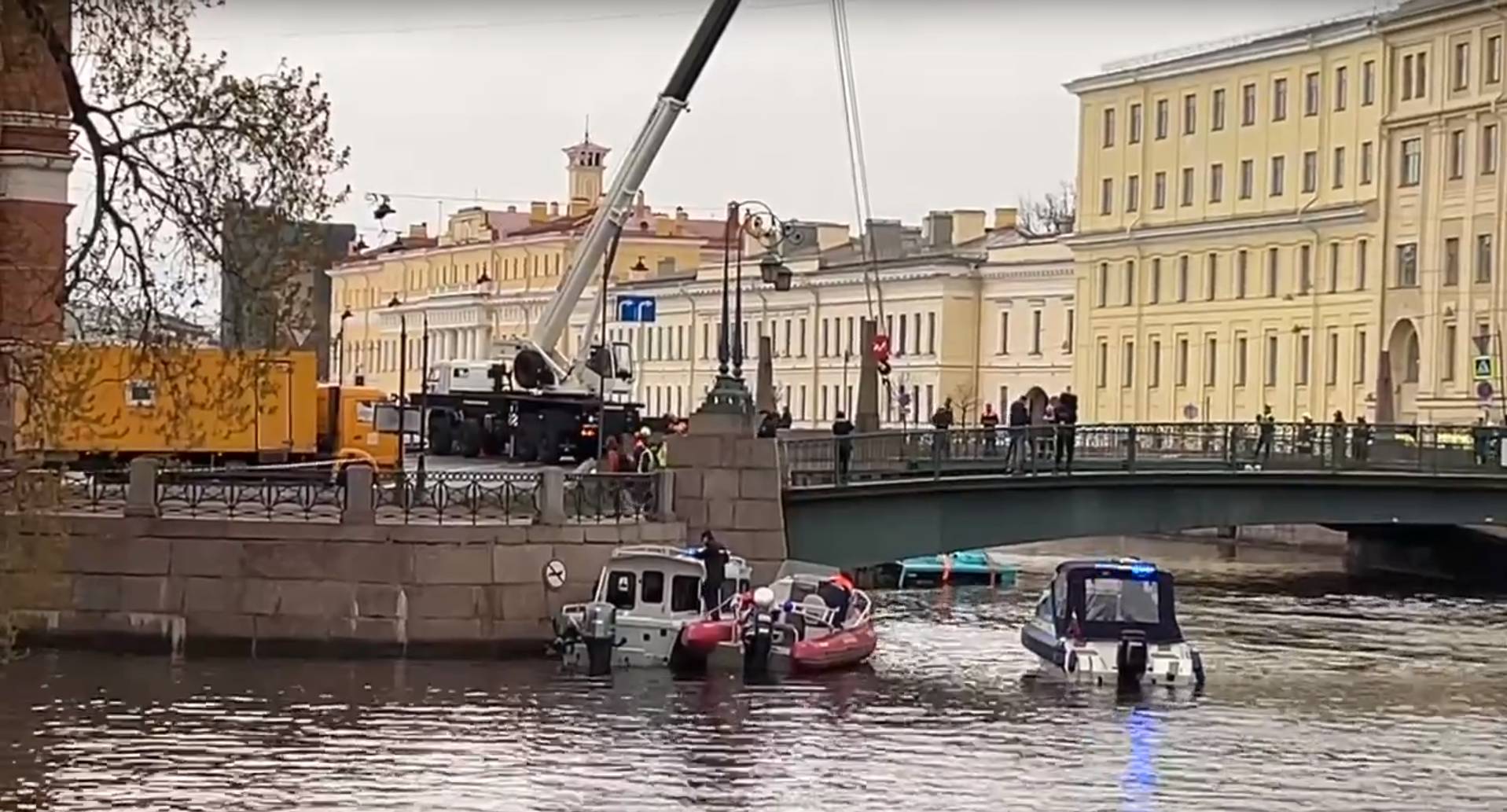 Подъем автобуса, упавшего в Мойку