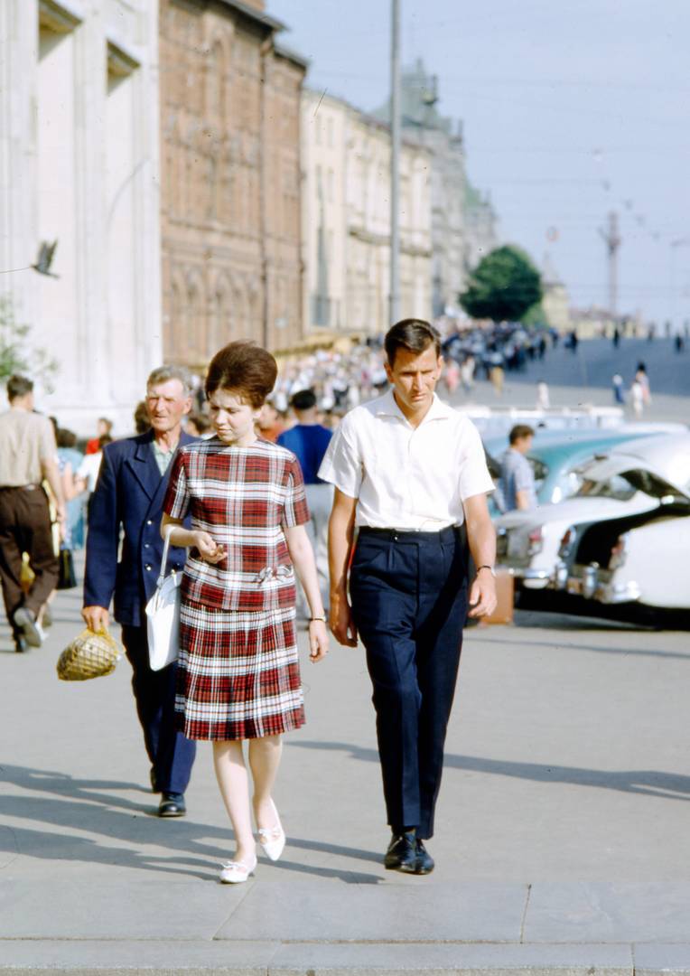 Томас Хаммонд. Прохожие около гостиницы «Москва». Конец 1950-х