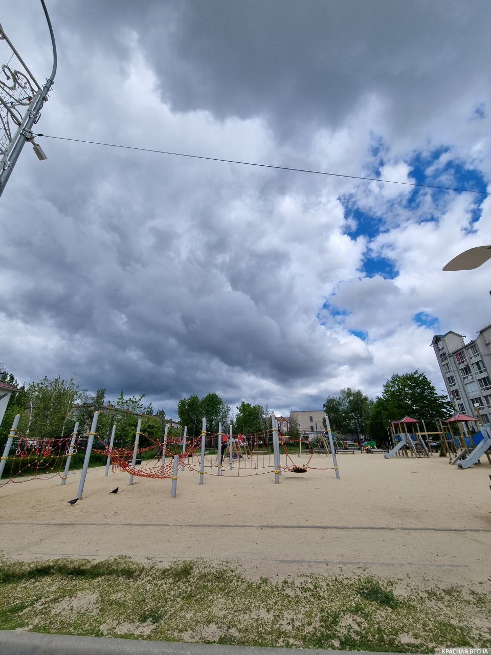 Небо и детская площадка возле жилого дома. Воронежская область