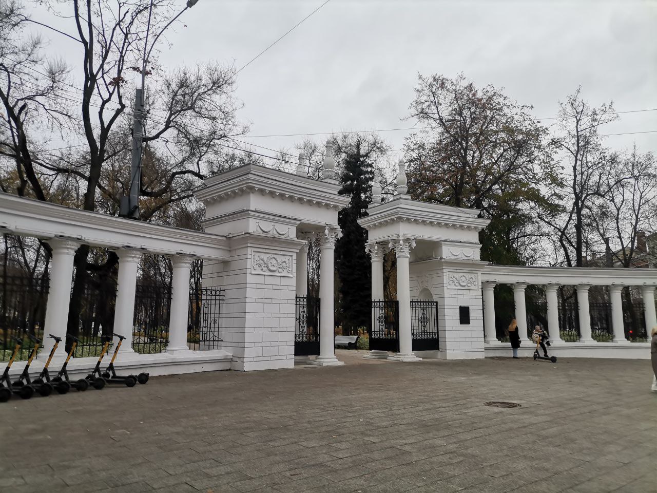 Воронеж. Вход в парк, где ранее располагалась главная городская площадь на ней проходили революционные митинги 