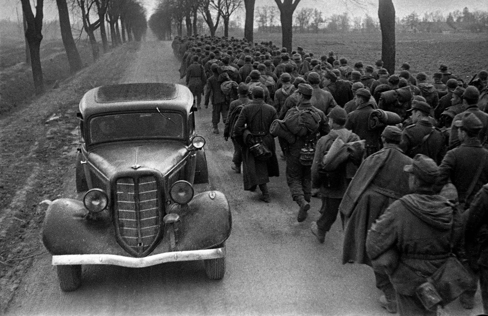 Марк Марков-Гринберг. Отвоевались. Пленные немцы под Бобруйском, 1944 Современный отпечаток. 40 х 50 см. Бромсеребряная печать.