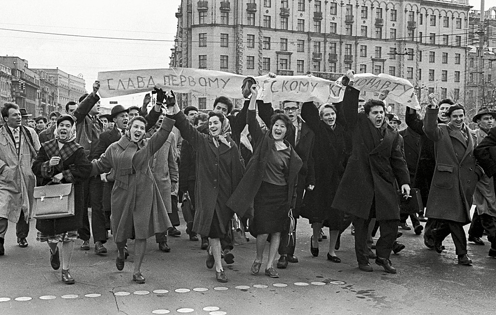 Стихийная демонстрация в честь полета Юрия Гагарина в космос. 12 апреля 1961 года