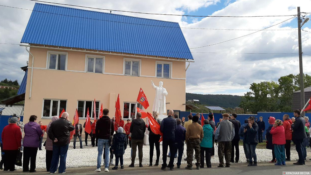 Восстановленный памятник Сталину в Кусе