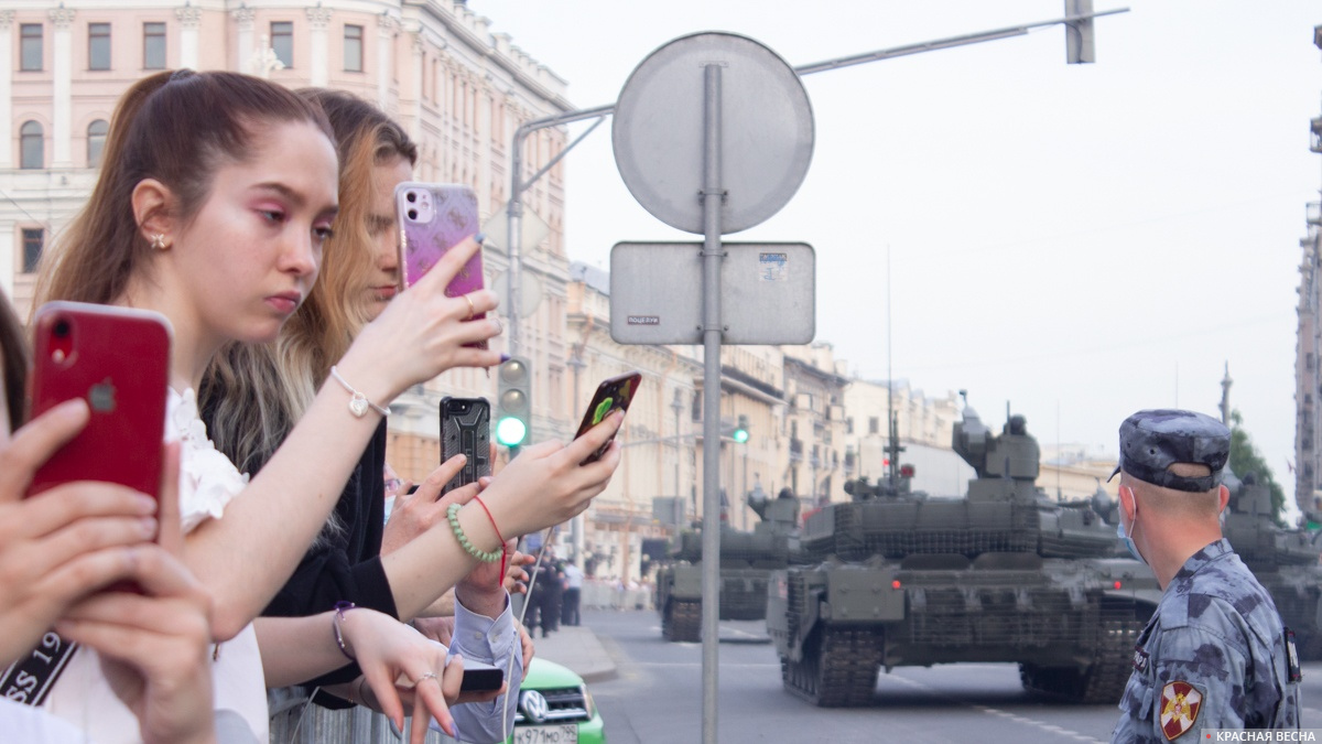 Зрители репетиции проезда военной техники