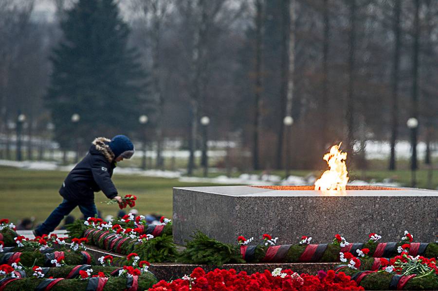 Возложение цветов на Пискаревском мемориальном кладбище