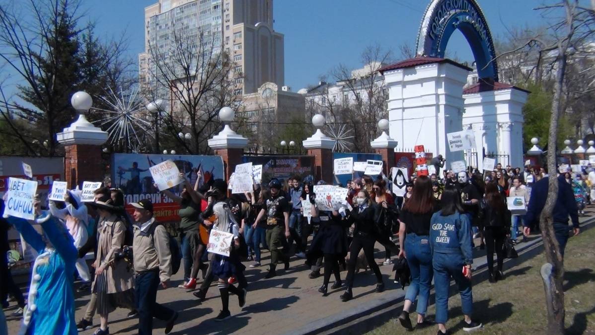 Хабаровск. Шествие молодых людей в образе монстров 01.05.2018