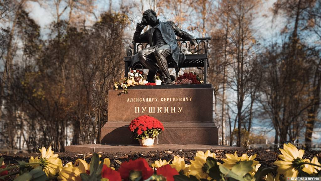 Памятник А. С. Пушкину-лицеисту в Лицейском саду. 19 октября 2021 года