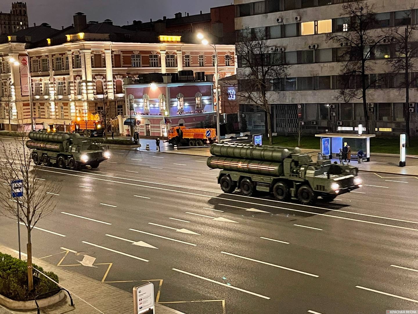 Военная техника движется на Красную площадь по Садовому кольцу