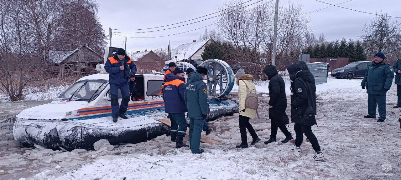 Переправа через реку Немонин с помощью катера на воздушной подушке «Арго»