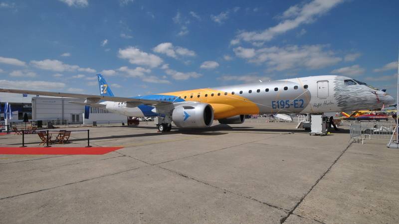 Пассажирский авиалайнер Embraer E195