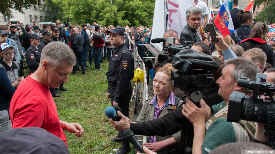 Евгений Ройзман на митинге сторонников Навального в Екатеринбурге