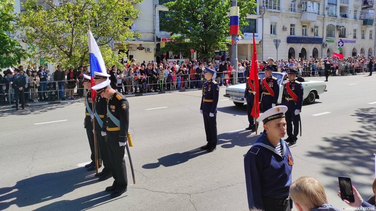 Знаменная группа на параде Победы в Новороссийске