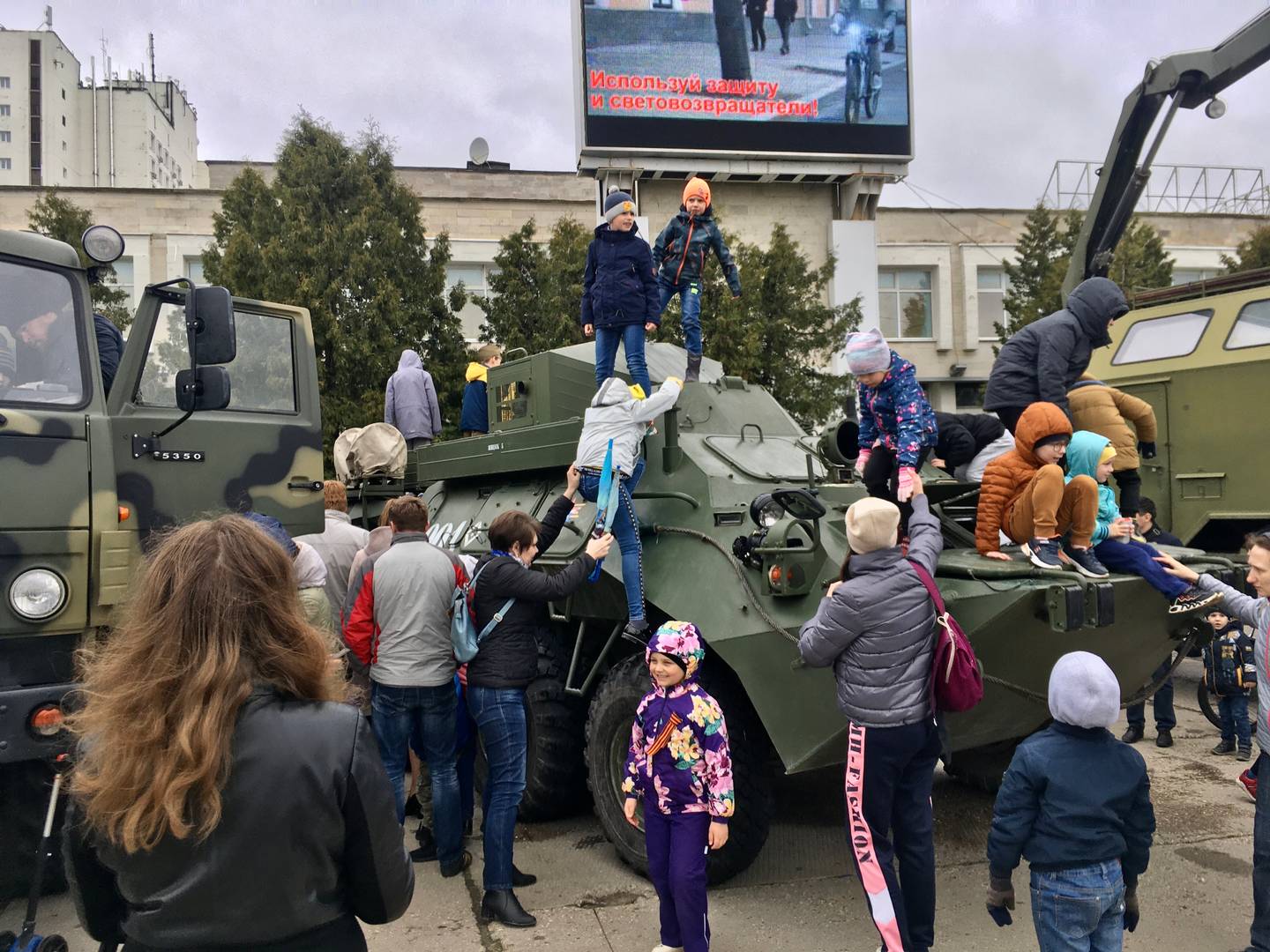 Бронетехника вся улеплена детьми