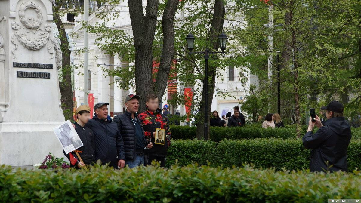 Воронежцы фотографируются с портретами победителей на фоне памятника поэту XIX века Алексею Кольцову