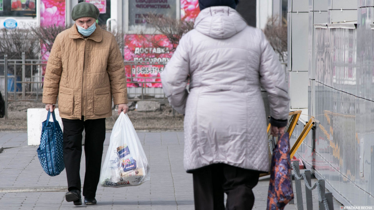 За продуктами в медицинской маске.