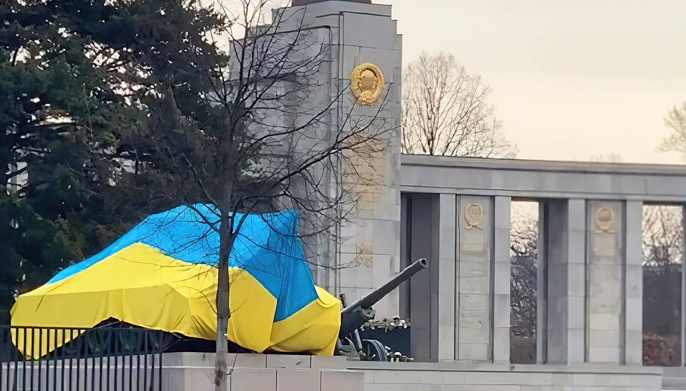 Советские танки. Архитектурный ансамбль «Мемориал павшим советским воинам» в Тиргартене. Берлин