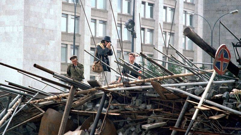 Баррикада на Горбатом мосту около Дома правительства РСФСР
