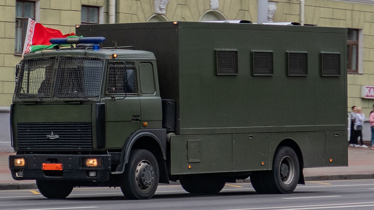 Автозак с флагом и закрытым номерным знаком. Минск, Белоруссия