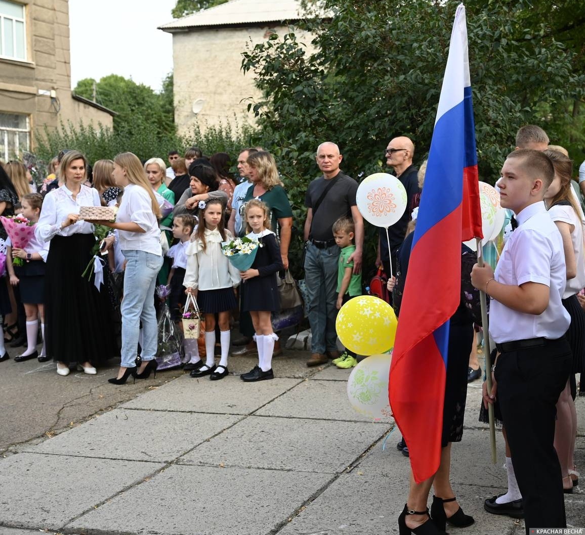 Флаг России на школьной линейке в Красном Луче