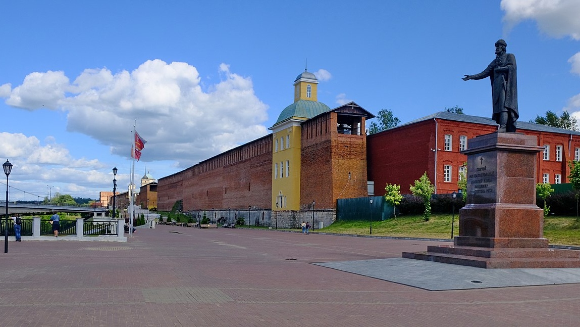 Памятник св. Владимиру и Пятницкая башня в Смоленске