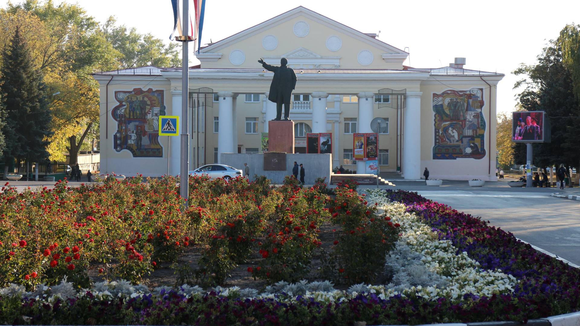 Городской дворец культуры и памятник В. И. Ленину на ул. Мира, Гуково, Ростовская область, Россия