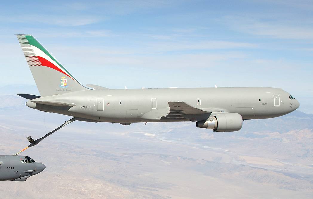 Boeing KC-767 (s/n 14-01) дозаправляет американские Boeing B 52H 150 BW