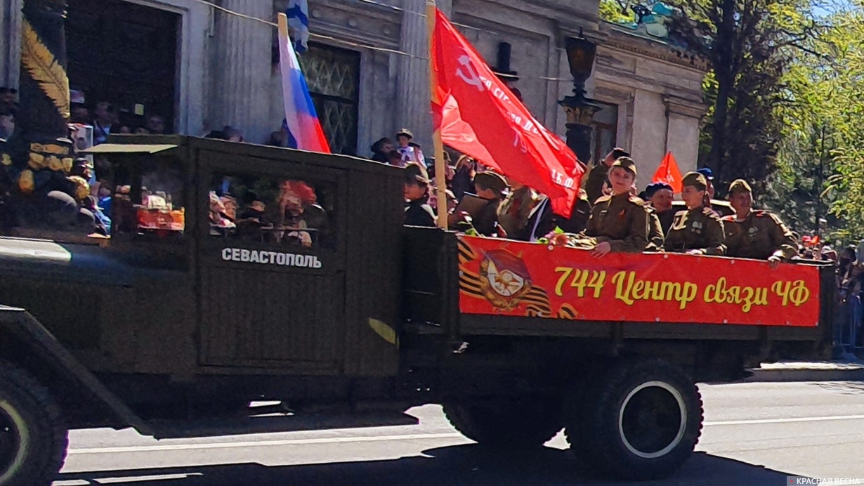 Колонна военной техники на Параде Победы в Севастополе 