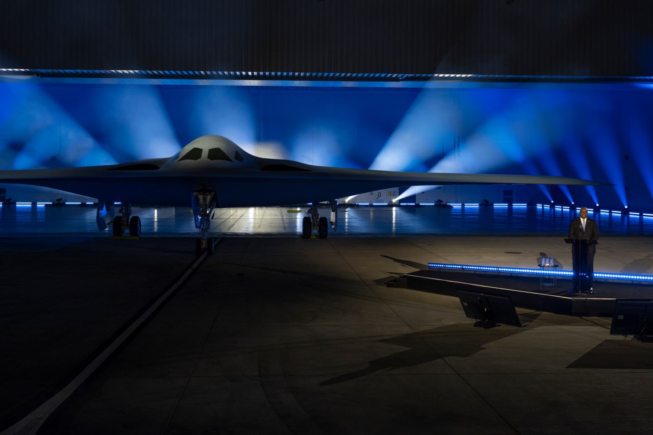 Церемония презентации нового бомбардировщика ВВС США B-21 Raider