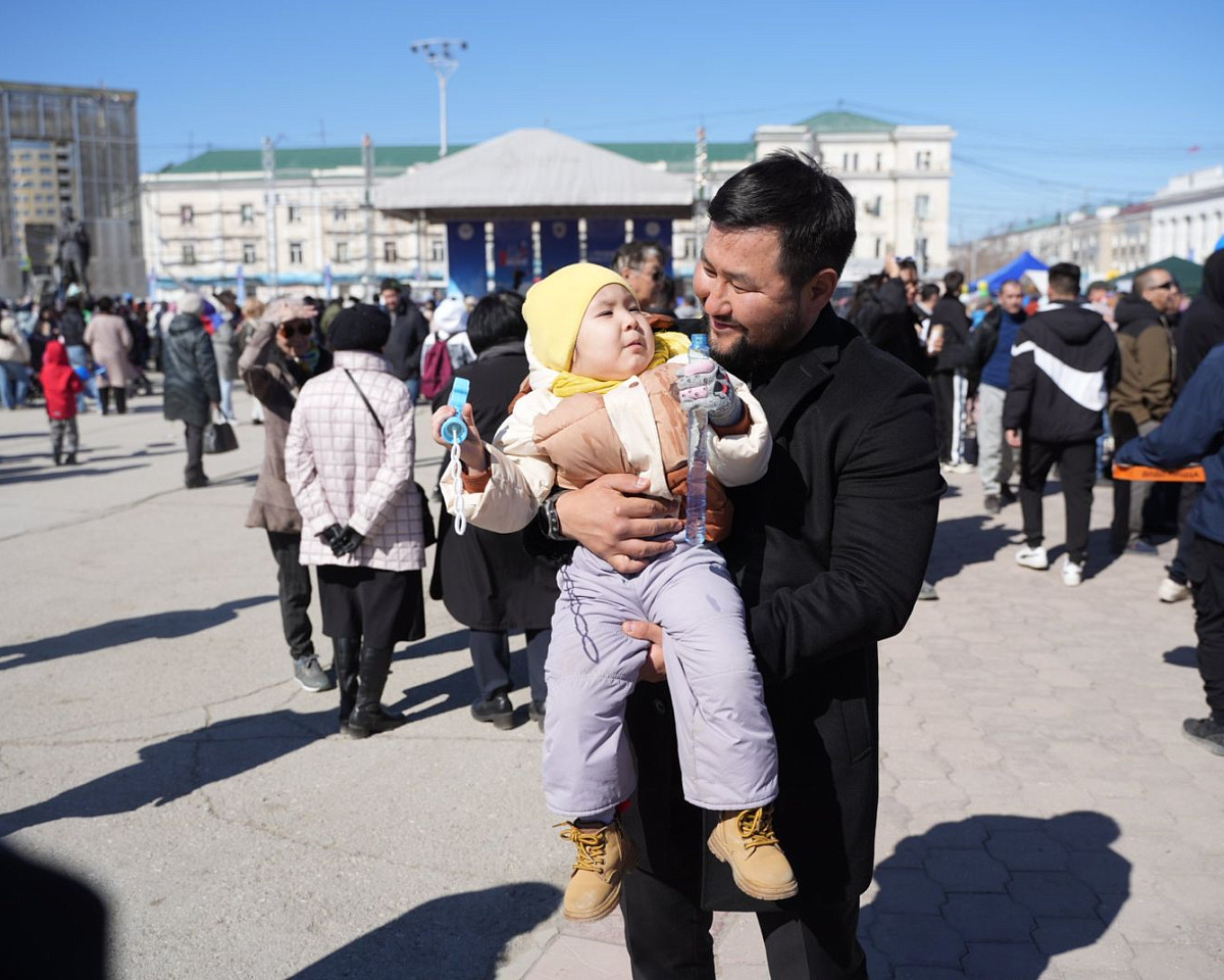 Мэр Якутска с семьей на Первомае