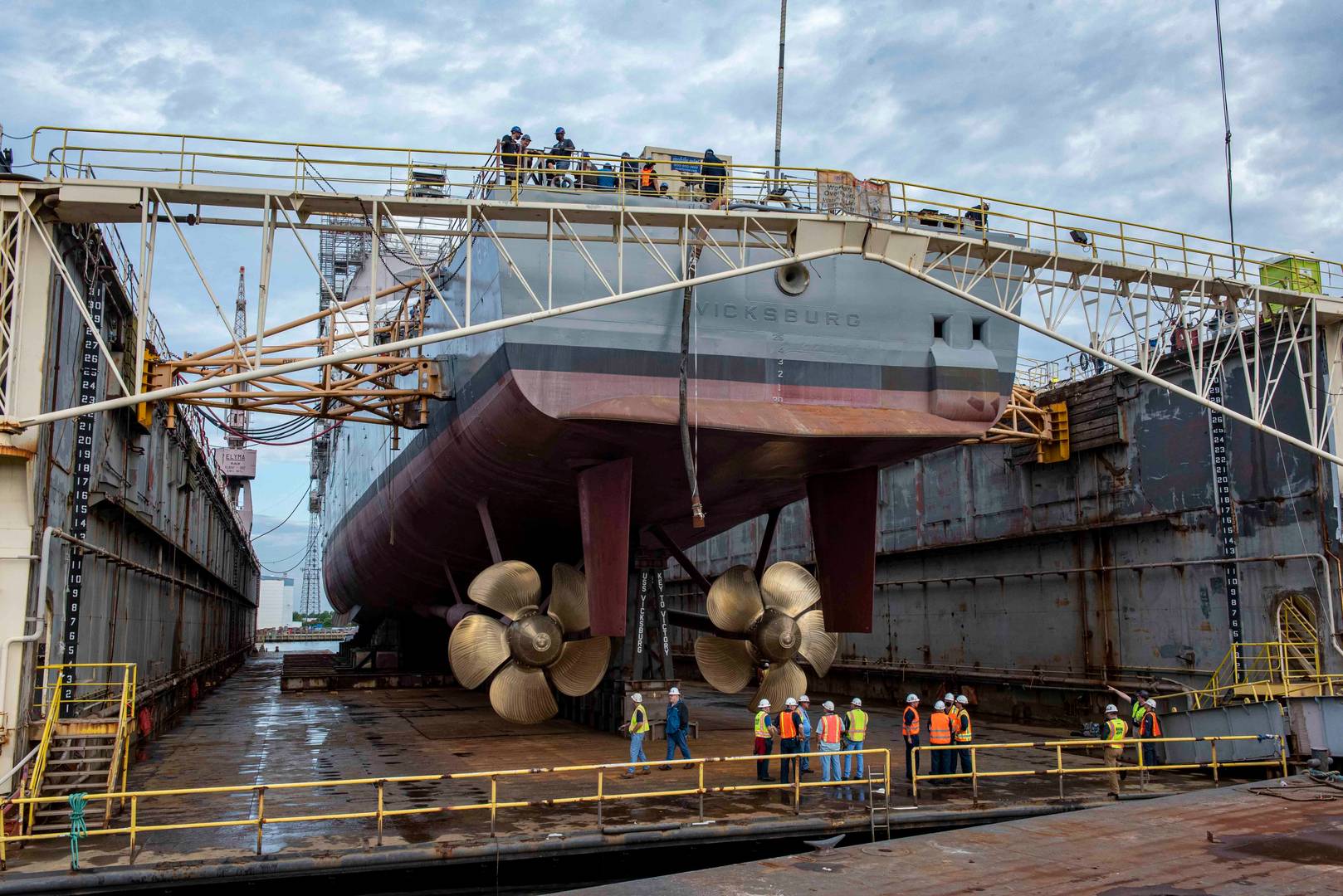 Спуск на воду ракетного крейсера Vicksburg ВМС США из сухого дока судоремонтной верфи компании BAE Systems Ship Repair, дочерней структуры британского оборонного конгломерата BAE Systems Inc.