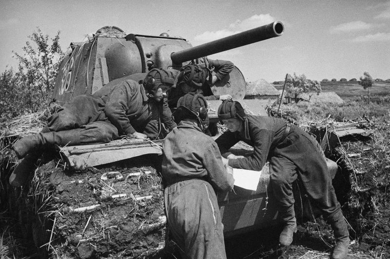 Фотограф Георгий Петрусов. Экипаж советского танка КВ-1 у карты готовится к бою на Брянском фронте. 1941 г.