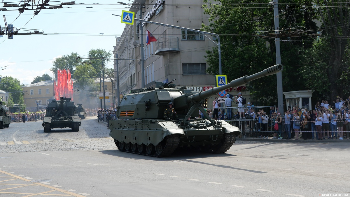 Проезд военной техники по Баррикадной улице