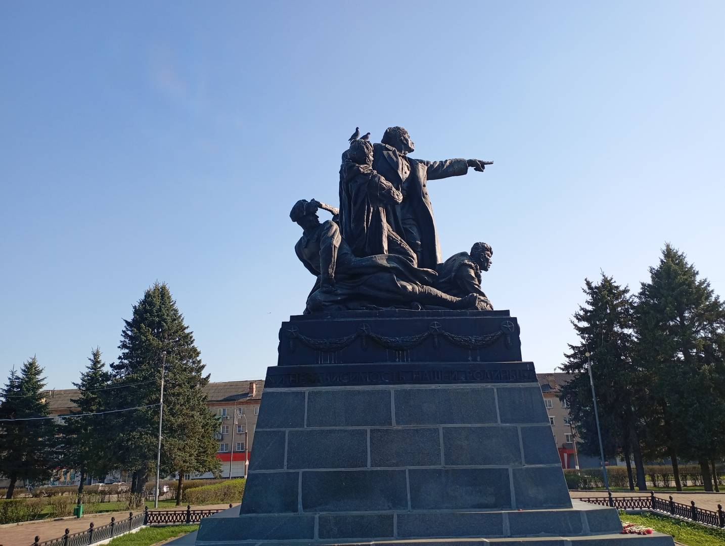  Памятник генерал-лейтенанту М.Г. Ефремову