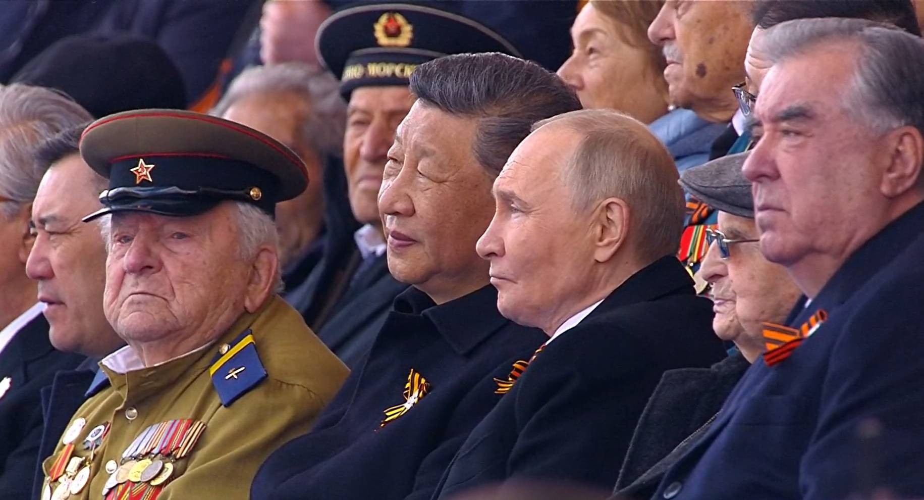 Председатель КНР Си Цзиньпин и президент России Владимир Путин на военном параде в ознаменование 80-й годовщины Победы в Великой Отечественной войне. 9 мая. 2025