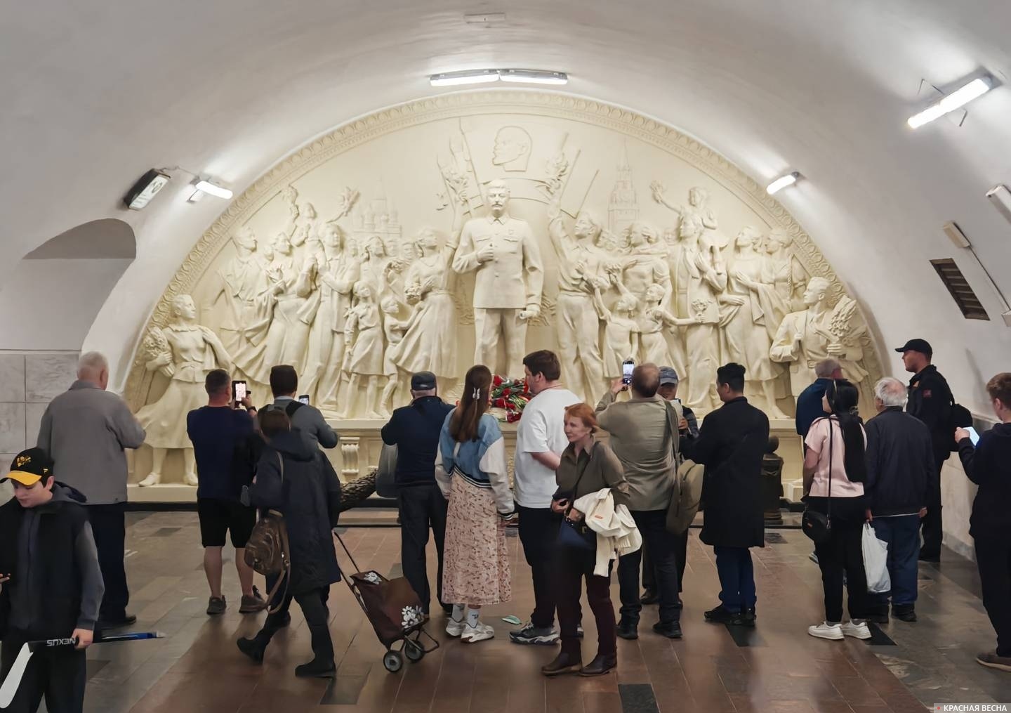 У горельефа с И. В. Сталиным. Станция «Таганская». Москва