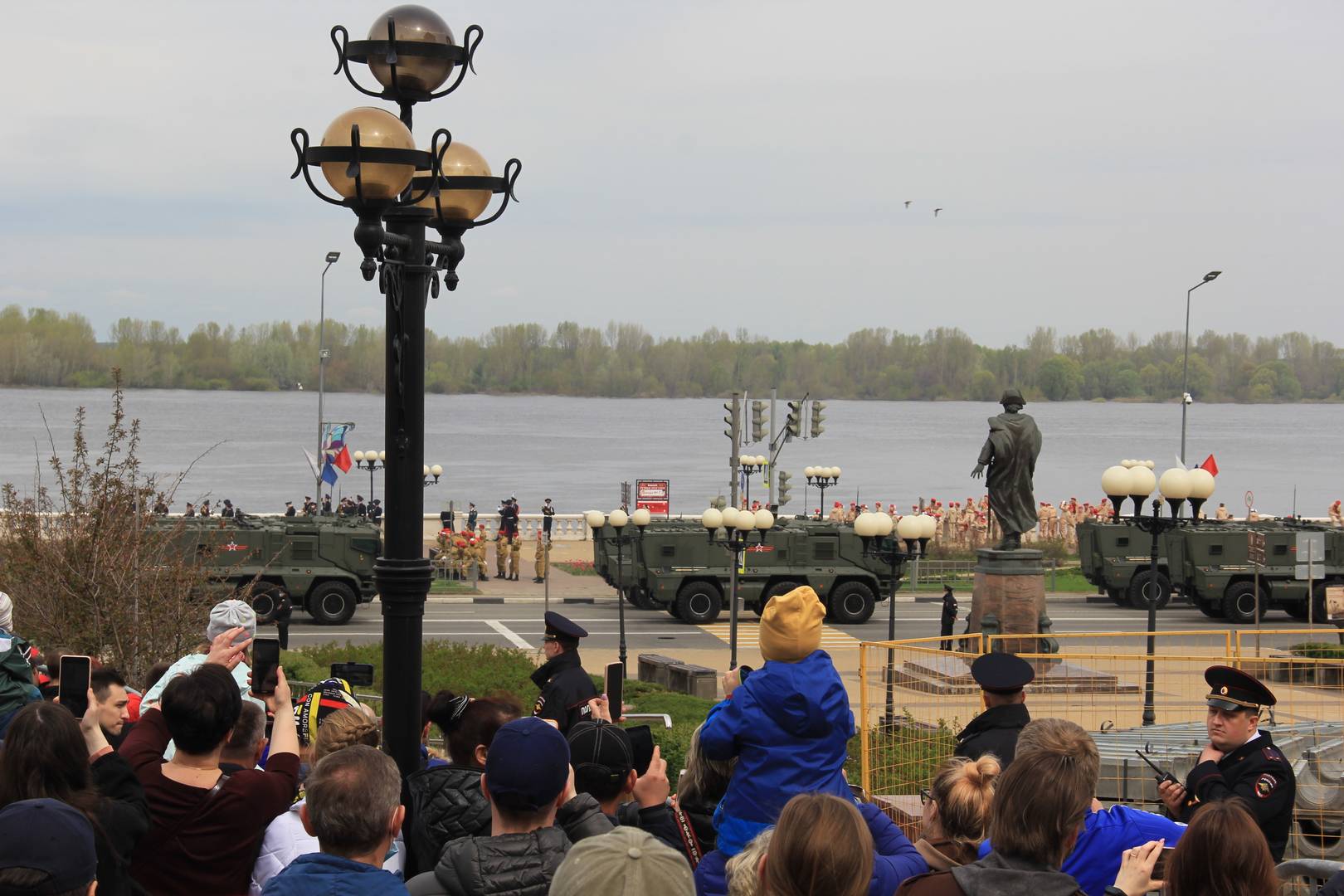 Вид на Нижне-Волжскую набережную в районе памятника Петру Первому