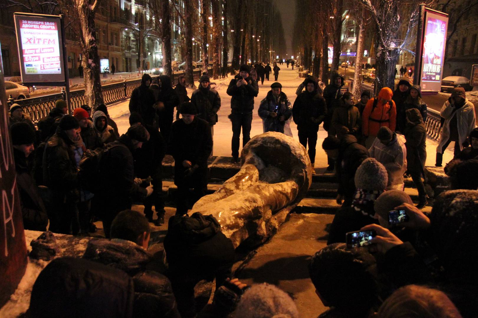 Снос памятника Ленину в Киеве. 2013 год