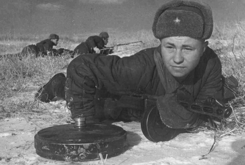 Советские саперы расчищают передний край обороны от вражеских мин в районе Сталинграда.