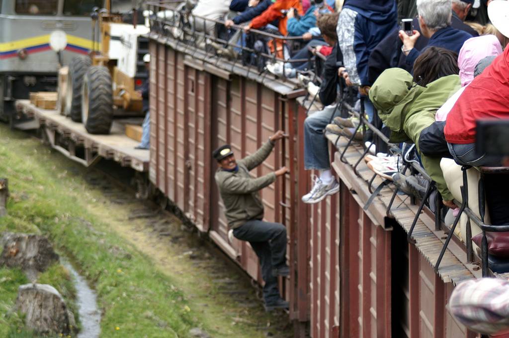 Вид с крыши поезда на железной дороге горы Нос Дьявола в Эквадоре