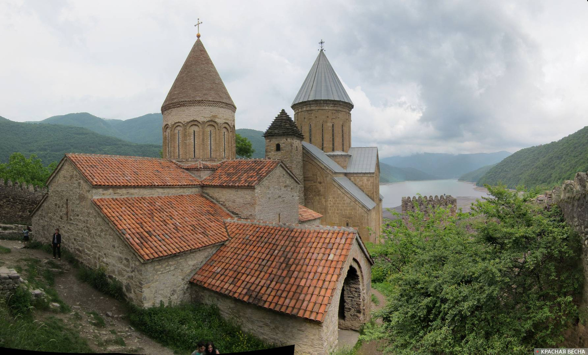 Крепость и церковь. Грузия