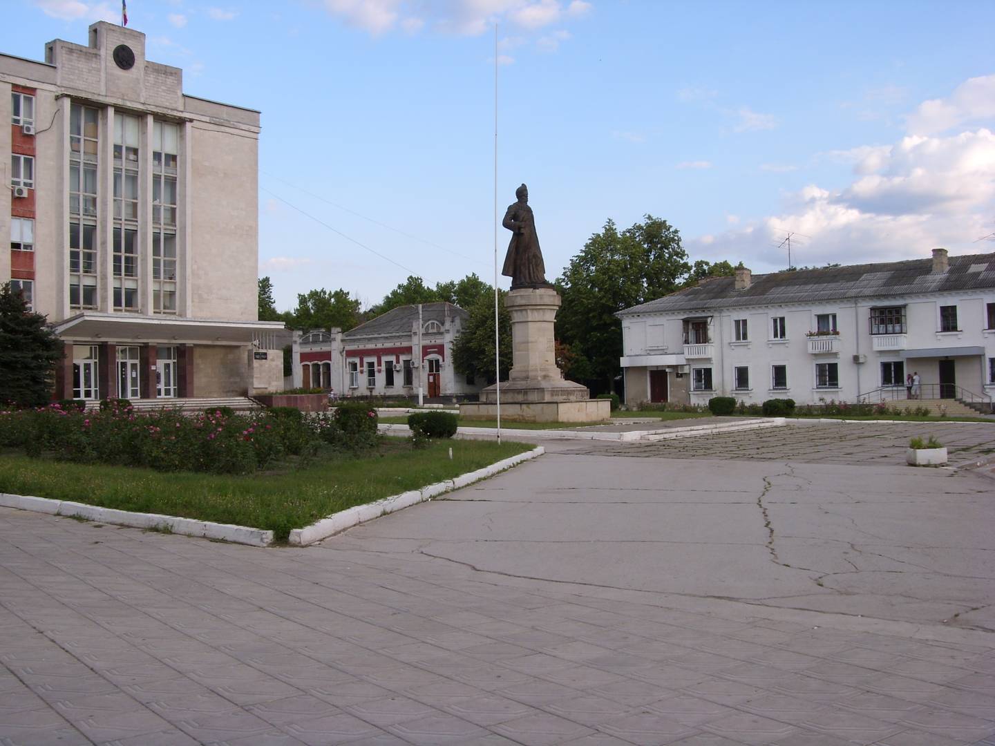 Молдавия, г. Оргеев. Центральная площадь. Памятник господарю Василе Лупу