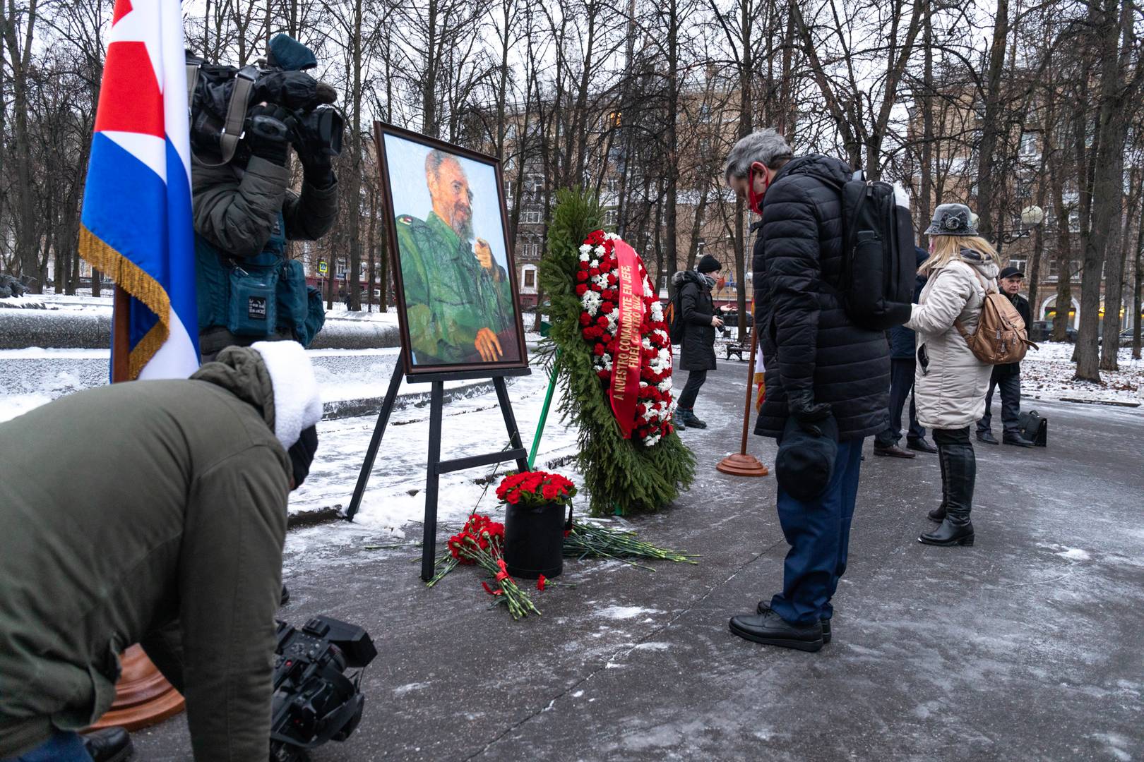 Пришедшие на церемонию отдают долг памяти лидеру кубинской революции