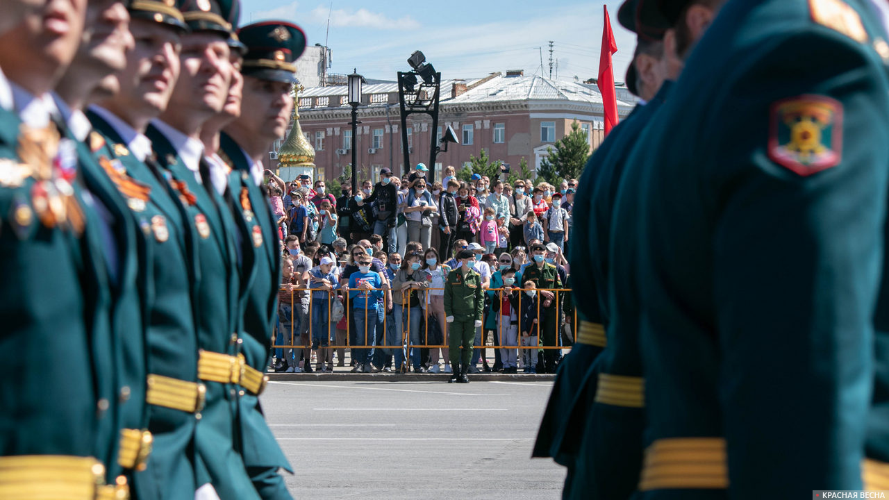 Зрители в масках