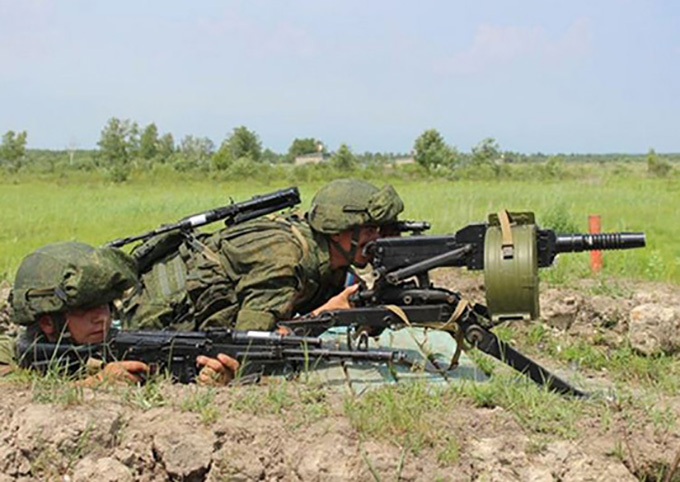 Мобилизованные военнослужащие оттачивают навыки стрельбы из АГС-17 на полигоне под Калининградом